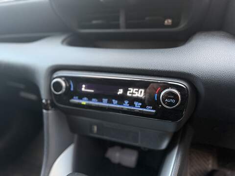 Toyota Yaris 1.5 VVT-h Design Hatchback 5dr Petrol Hybrid E-CVT Euro 6 (s/s) (116 ps) - U435