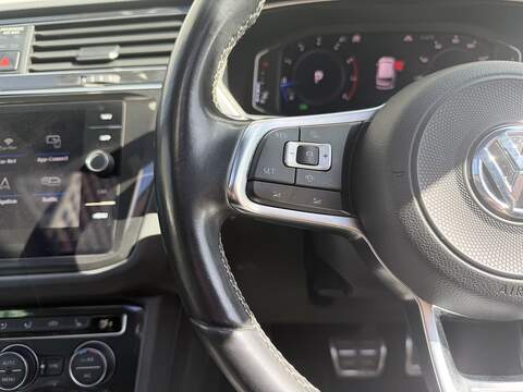 Volkswagen Tiguan 2.0 TSI R-Line Tech SUV 5dr Petrol DSG 4Motion Euro 6 (s/s) (190 ps) - U453