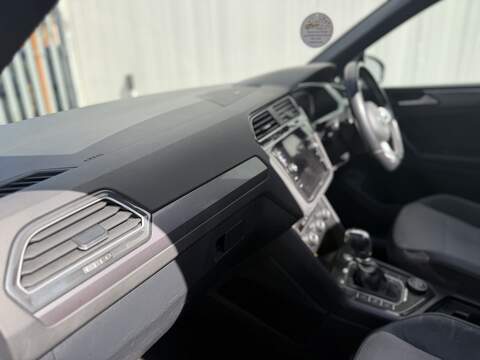 Volkswagen Tiguan 2.0 TSI R-Line Tech SUV 5dr Petrol DSG 4Motion Euro 6 (s/s) (190 ps) - U453