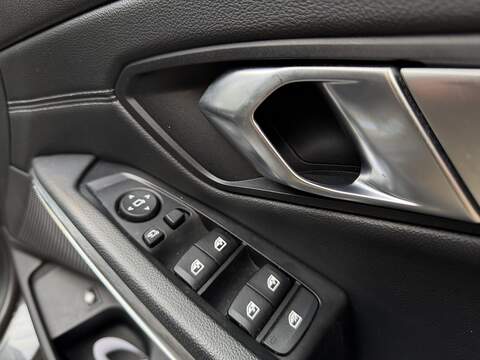 BMW 3 Series 2.0 330e 12kWh M Sport Saloon 4dr Petrol Plug-in Hybrid Auto Euro 6 (s/s) (292 ps) - U454