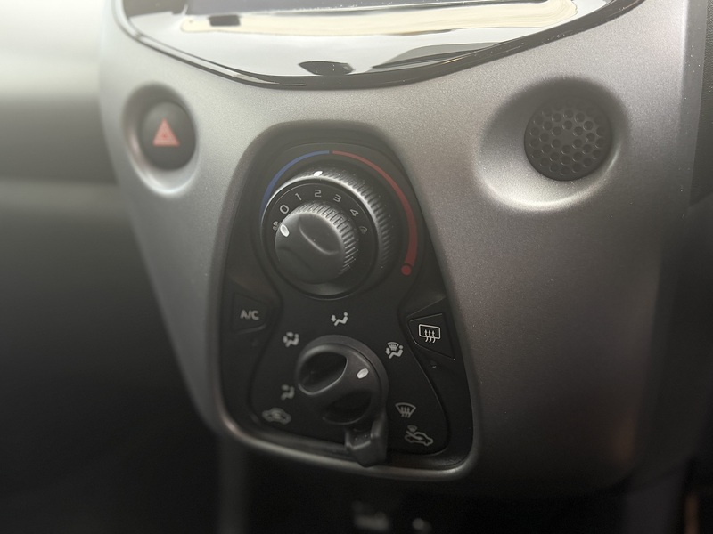 Toyota AYGO 1.0 VVT-i x-play Hatchback 5dr Petrol Manual Euro 6 (71 ps) - U474