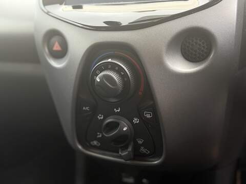 Toyota AYGO 1.0 VVT-i x-play Hatchback 5dr Petrol Manual Euro 6 (71 ps) - U474