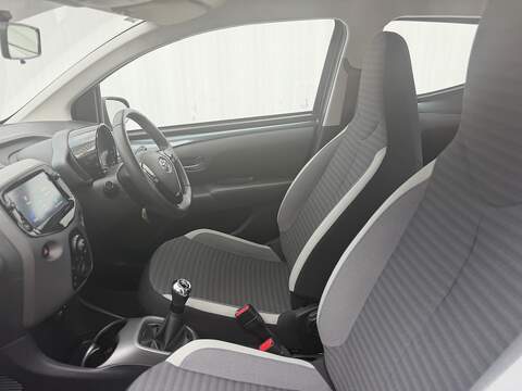 Toyota AYGO 1.0 VVT-i x-play Hatchback 5dr Petrol Manual Euro 6 (71 ps) - U474