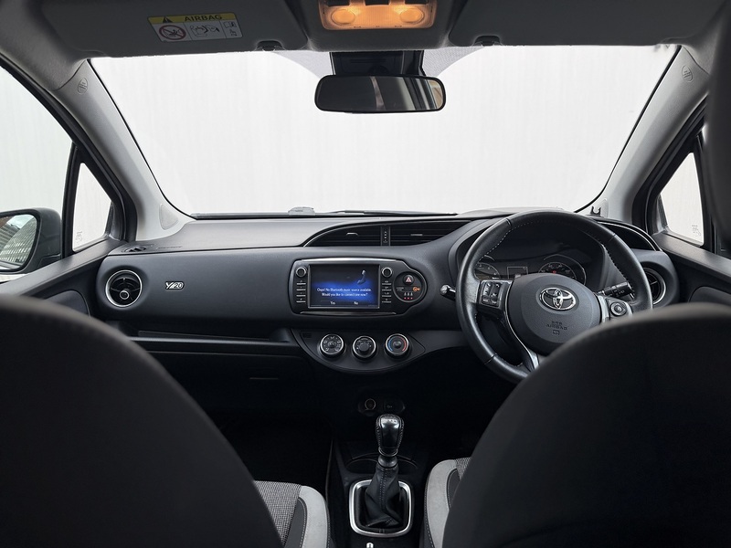 Toyota Yaris 1.5 VVT-i Y20 Bi-tone Hatchback 5dr Petrol Manual Euro 6 (111 ps) - U485