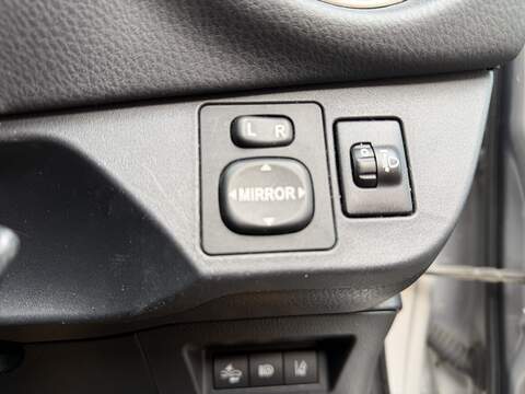 Toyota Yaris 1.5 VVT-i Y20 Bi-tone Hatchback 5dr Petrol Manual Euro 6 (111 ps) - U485