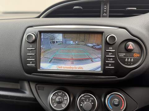 Toyota Yaris 1.5 VVT-i Y20 Bi-tone Hatchback 5dr Petrol Manual Euro 6 (111 ps) - U485