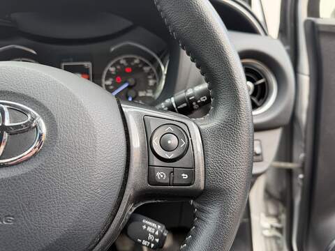 Toyota Yaris 1.5 VVT-i Y20 Bi-tone Hatchback 5dr Petrol Manual Euro 6 (111 ps) - U485