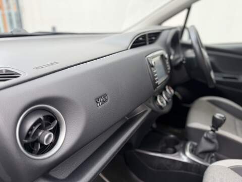 Toyota Yaris 1.5 VVT-i Y20 Bi-tone Hatchback 5dr Petrol Manual Euro 6 (111 ps) - U485