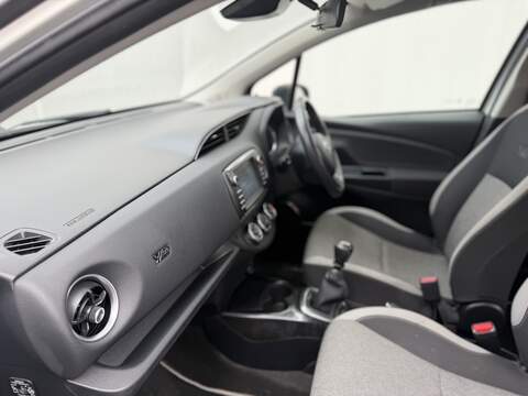 Toyota Yaris 1.5 VVT-i Y20 Bi-tone Hatchback 5dr Petrol Manual Euro 6 (111 ps) - U485