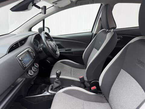 Toyota Yaris 1.5 VVT-i Y20 Bi-tone Hatchback 5dr Petrol Manual Euro 6 (111 ps) - U485