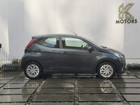 Toyota AYGO 1.0 VVT-i x-play Hatchback 5dr Petrol Manual Euro 6 (71 ps) - U572