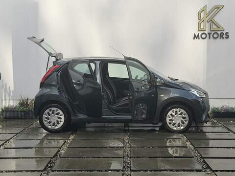 Toyota AYGO 1.0 VVT-i x-play Hatchback 5dr Petrol Manual Euro 6 (71 ps) - U572