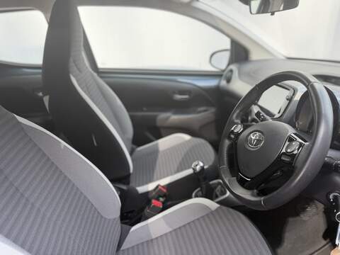 Toyota AYGO 1.0 VVT-i x-play Hatchback 5dr Petrol Manual Euro 6 (71 ps) - U572