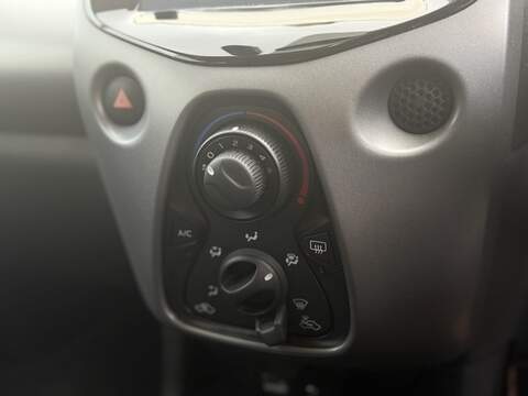 Toyota AYGO 1.0 VVT-i x-play Hatchback 5dr Petrol Manual Euro 6 (71 ps) - U572