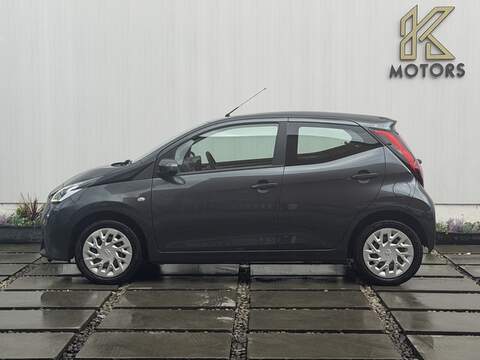 Toyota AYGO 1.0 VVT-i x-play Hatchback 5dr Petrol Manual Euro 6 (71 ps) - U572
