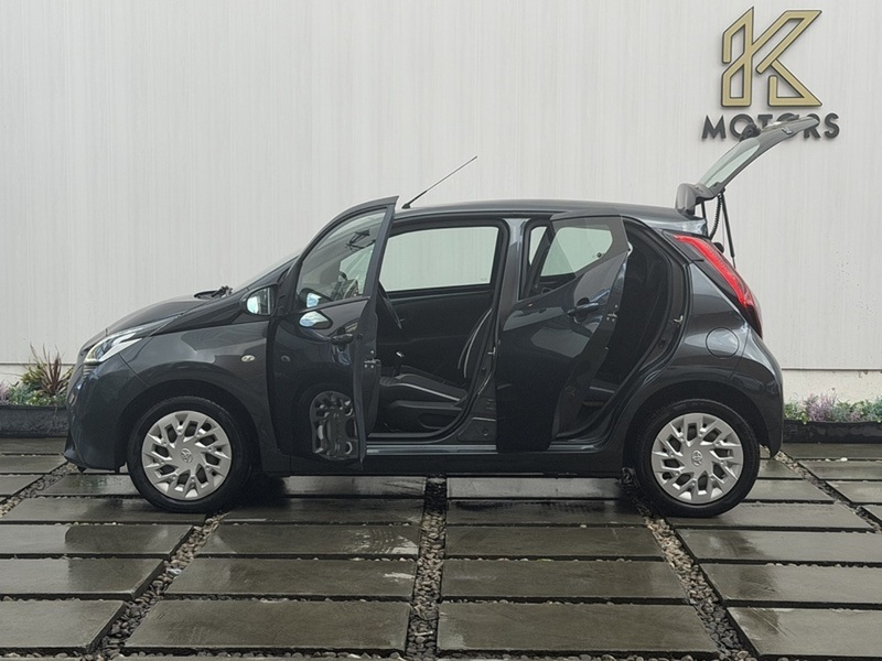 Toyota AYGO 1.0 VVT-i x-play Hatchback 5dr Petrol Manual Euro 6 (71 ps) - U572