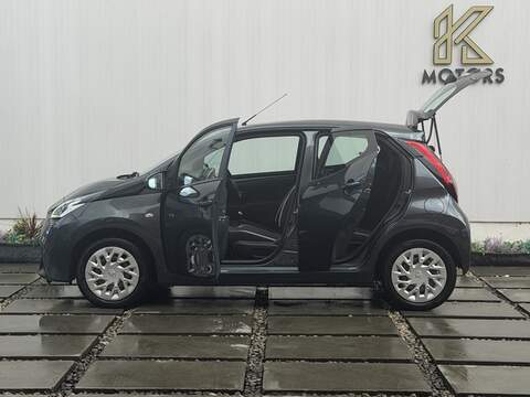Toyota AYGO 1.0 VVT-i x-play Hatchback 5dr Petrol Manual Euro 6 (71 ps) - U572