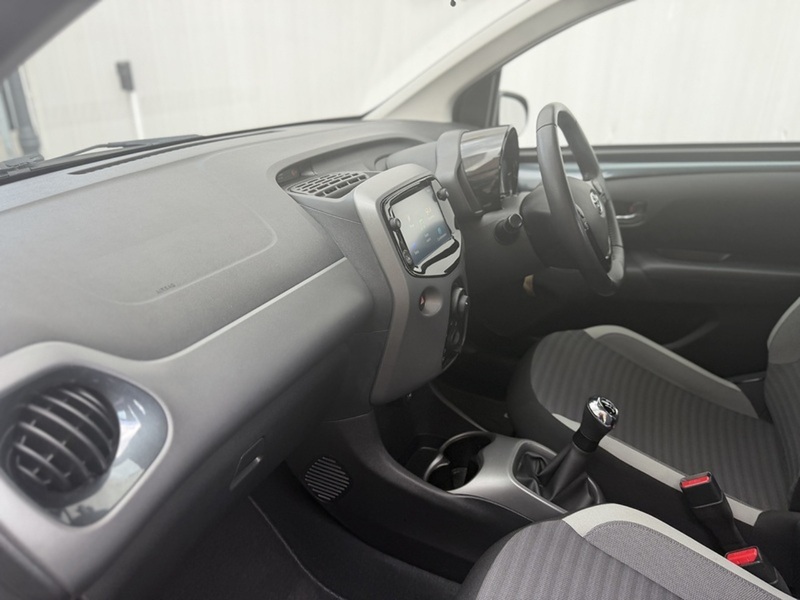 Toyota AYGO 1.0 VVT-i x-play Hatchback 5dr Petrol Manual Euro 6 (71 ps) - U572