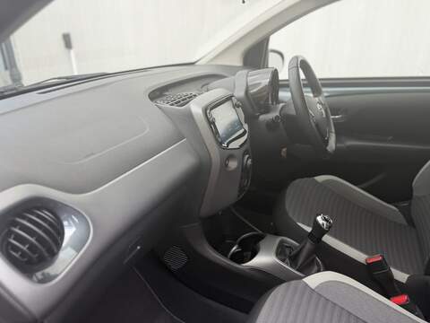 Toyota AYGO 1.0 VVT-i x-play Hatchback 5dr Petrol Manual Euro 6 (71 ps) - U572