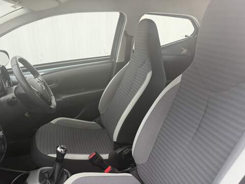 Toyota AYGO 1.0 VVT-i x-play Hatchback 5dr Petrol Manual Euro 6 (71 ps) - U572