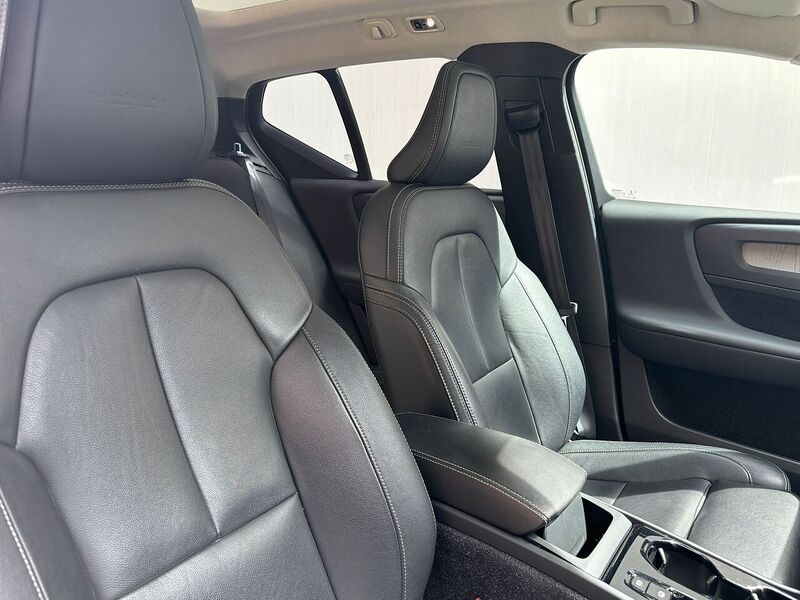 Volvo XC40 2.0 D4 Inscription Pro SUV 5dr Diesel Auto AWD Euro 6 (s/s) (190 ps) - U581