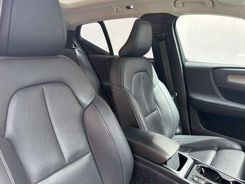 Volvo XC40 2.0 D4 Inscription Pro SUV 5dr Diesel Auto AWD Euro 6 (s/s) (190 ps) - U581