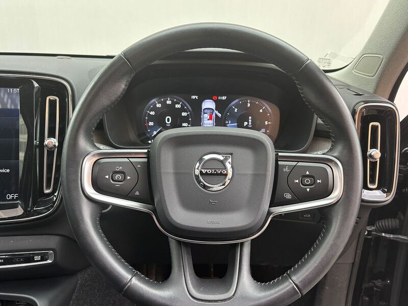 Volvo XC40 2.0 D4 Inscription Pro SUV 5dr Diesel Auto AWD Euro 6 (s/s) (190 ps) - U581