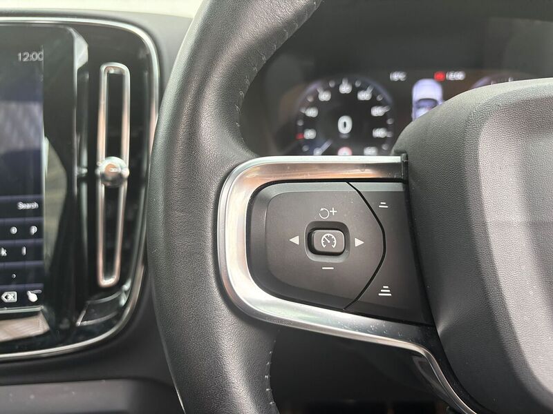 Volvo XC40 2.0 D4 Inscription Pro SUV 5dr Diesel Auto AWD Euro 6 (s/s) (190 ps) - U581
