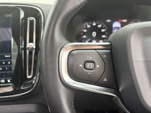Volvo XC40 2.0 D4 Inscription Pro SUV 5dr Diesel Auto AWD Euro 6 (s/s) (190 ps) - U581