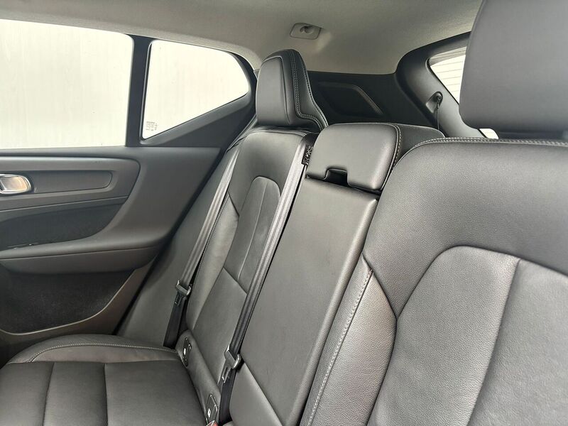 Volvo XC40 2.0 D4 Inscription Pro SUV 5dr Diesel Auto AWD Euro 6 (s/s) (190 ps) - U581