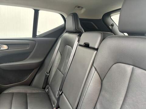 Volvo XC40 2.0 D4 Inscription Pro SUV 5dr Diesel Auto AWD Euro 6 (s/s) (190 ps) - U581