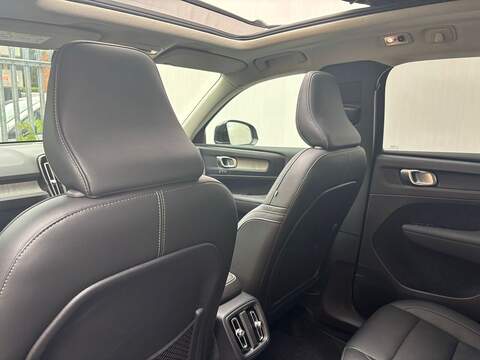 Volvo XC40 2.0 D4 Inscription Pro SUV 5dr Diesel Auto AWD Euro 6 (s/s) (190 ps) - U581