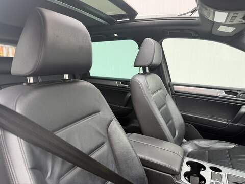 Volkswagen Touareg 3.0 TDI V6 BlueMotion Tech R-Line SUV 5dr Diesel Tiptronic 4WD Euro 6 (s/s) (262 ps) - U583
