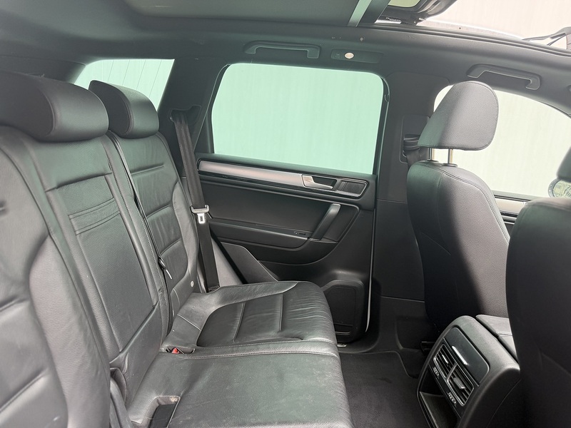 Volkswagen Touareg 3.0 TDI V6 BlueMotion Tech R-Line SUV 5dr Diesel Tiptronic 4WD Euro 6 (s/s) (262 ps) - U583