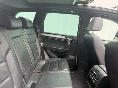 Volkswagen Touareg 3.0 TDI V6 BlueMotion Tech R-Line SUV 5dr Diesel Tiptronic 4WD Euro 6 (s/s) (262 ps) - U583