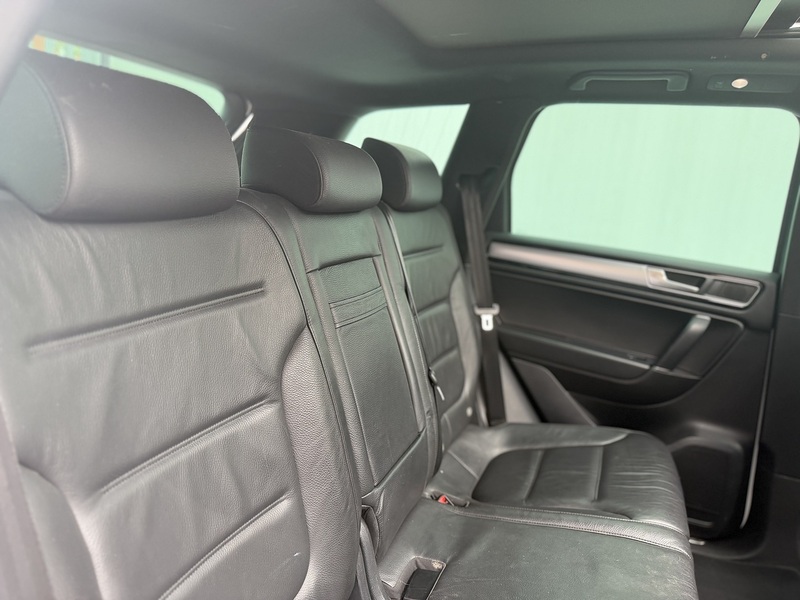 Volkswagen Touareg 3.0 TDI V6 BlueMotion Tech R-Line SUV 5dr Diesel Tiptronic 4WD Euro 6 (s/s) (262 ps) - U583