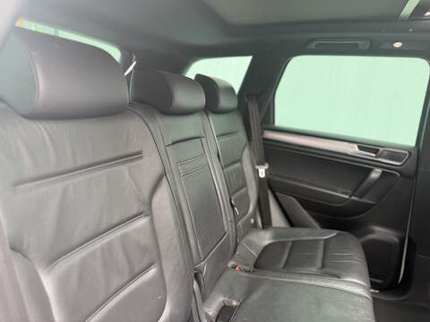 Volkswagen Touareg 3.0 TDI V6 BlueMotion Tech R-Line SUV 5dr Diesel Tiptronic 4WD Euro 6 (s/s) (262 ps) - U583