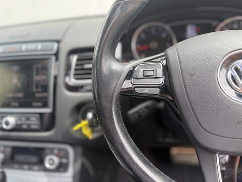 Volkswagen Touareg 3.0 TDI V6 BlueMotion Tech R-Line SUV 5dr Diesel Tiptronic 4WD Euro 6 (s/s) (262 ps) - U583