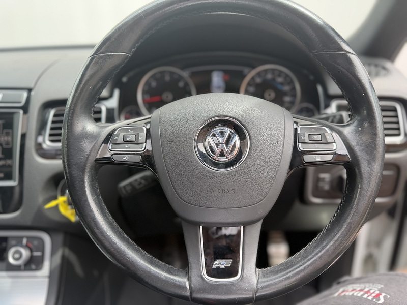 Volkswagen Touareg 3.0 TDI V6 BlueMotion Tech R-Line SUV 5dr Diesel Tiptronic 4WD Euro 6 (s/s) (262 ps) - U583
