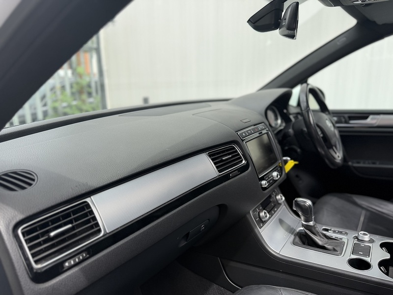Volkswagen Touareg 3.0 TDI V6 BlueMotion Tech R-Line SUV 5dr Diesel Tiptronic 4WD Euro 6 (s/s) (262 ps) - U583