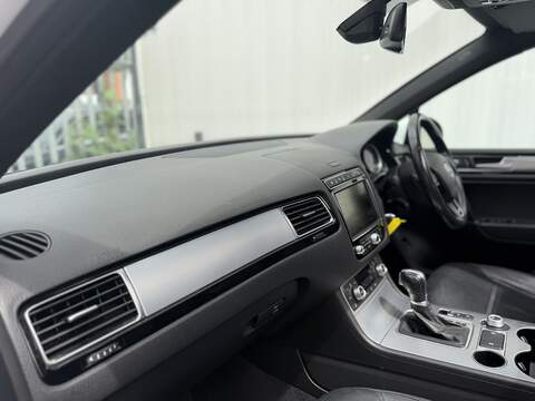 Volkswagen Touareg 3.0 TDI V6 BlueMotion Tech R-Line SUV 5dr Diesel Tiptronic 4WD Euro 6 (s/s) (262 ps) - U583