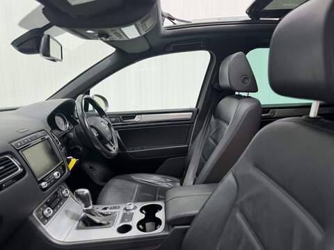Volkswagen Touareg 3.0 TDI V6 BlueMotion Tech R-Line SUV 5dr Diesel Tiptronic 4WD Euro 6 (s/s) (262 ps) - U583
