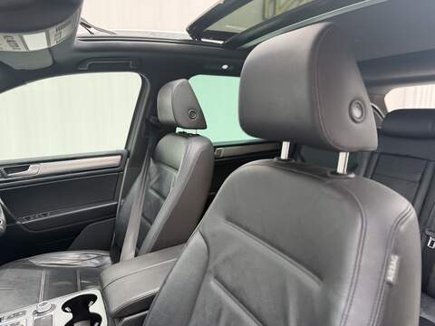 Volkswagen Touareg 3.0 TDI V6 BlueMotion Tech R-Line SUV 5dr Diesel Tiptronic 4WD Euro 6 (s/s) (262 ps) - U583