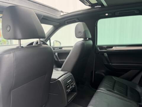 Volkswagen Touareg 3.0 TDI V6 BlueMotion Tech R-Line SUV 5dr Diesel Tiptronic 4WD Euro 6 (s/s) (262 ps) - U583