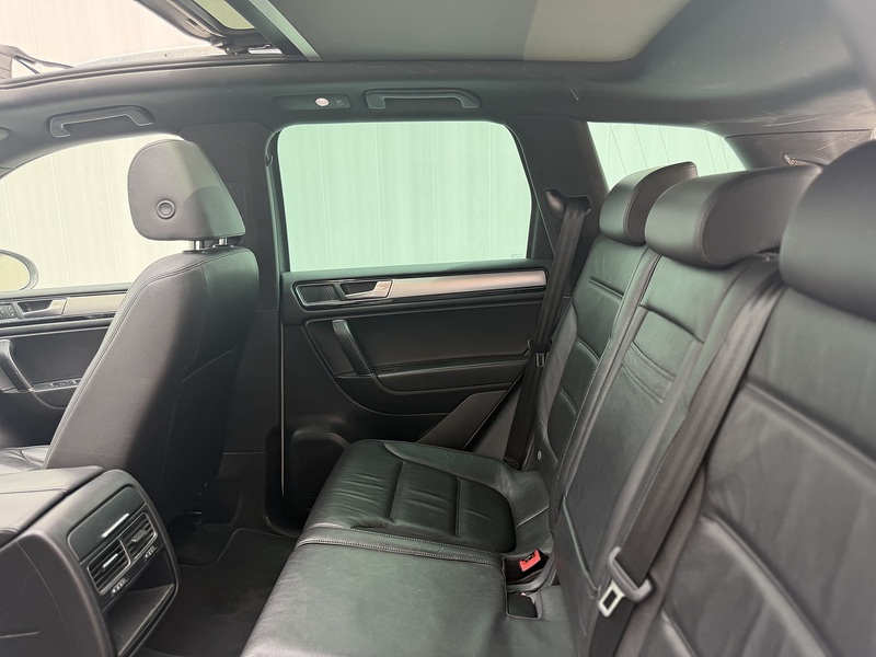 Volkswagen Touareg 3.0 TDI V6 BlueMotion Tech R-Line SUV 5dr Diesel Tiptronic 4WD Euro 6 (s/s) (262 ps) - U583