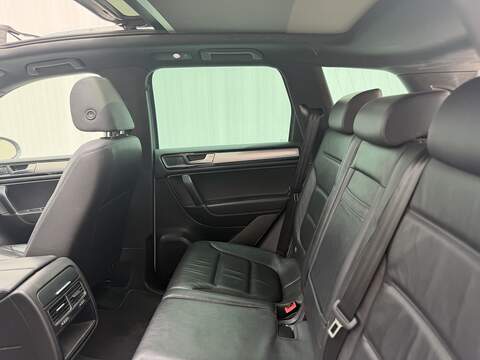 Volkswagen Touareg 3.0 TDI V6 BlueMotion Tech R-Line SUV 5dr Diesel Tiptronic 4WD Euro 6 (s/s) (262 ps) - U583