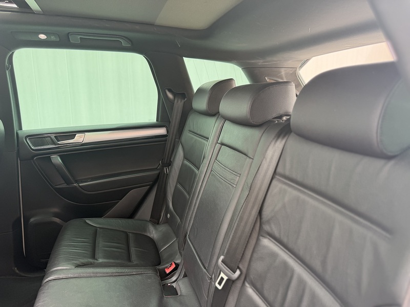 Volkswagen Touareg 3.0 TDI V6 BlueMotion Tech R-Line SUV 5dr Diesel Tiptronic 4WD Euro 6 (s/s) (262 ps) - U583