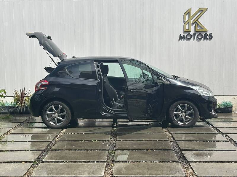 Peugeot 208 1.2 VTi PureTech Style Hatchback 3dr Petrol Manual Euro 6 (82 ps) - U623