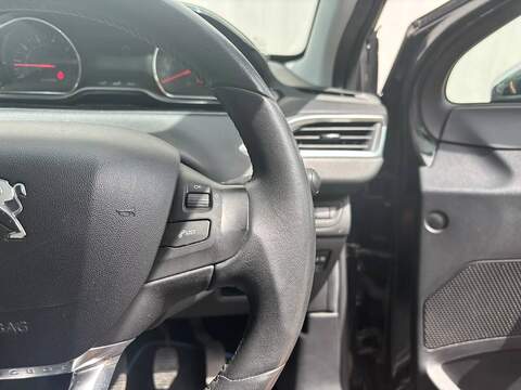 Peugeot 208 1.2 VTi PureTech Style Hatchback 3dr Petrol Manual Euro 6 (82 ps) - U623