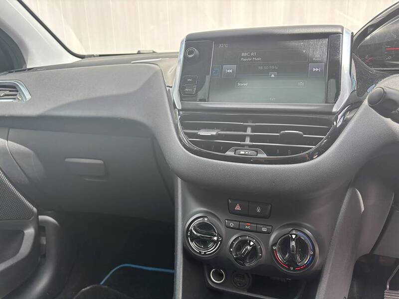 Peugeot 208 1.2 VTi PureTech Style Hatchback 3dr Petrol Manual Euro 6 (82 ps) - U623